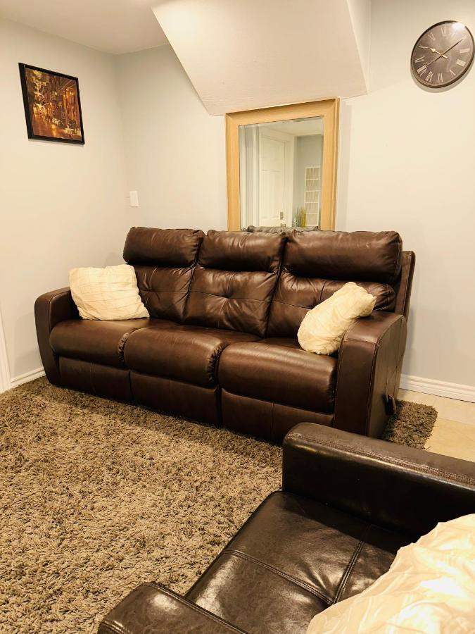 Deluxe Double Room- Hazel Stays Миссиссага Экстерьер фото